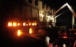 کراچی : روئی کے گودام میں لگی آگ بجائی نہیں جا سکی