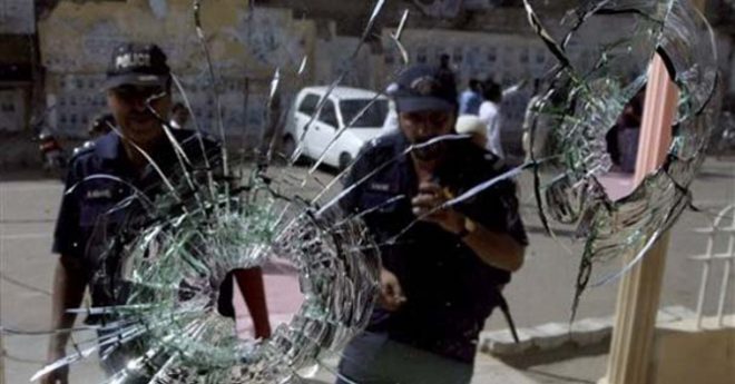 کراچی : سول اسپتال کے باہر فائرنگ،4 پولیس اہلکار زخمی، ملزم فرار
