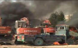 کراچی : الآصف اسکوائر پر نامعلوم افراد نے 2 ٹرک نذر آتش کردیے