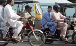 کراچی میں آج رات 12 بجے سے ڈبل سواری پر پابندی