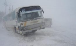 قازقستان میں برفانی طوفان، سیکڑوں گاڑیاں پھنس گئیں، خاتون ہلاک