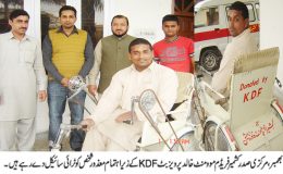 مرکزی صدر کشمیر فریڈم موومنٹ خالد پرویز بٹ KDF کے زیر اہتمام معذور شخص کو ٹرائی سائیکل دے رہے ہیں