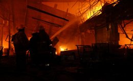 ملتان میں آتشزدگی سے کپڑے کی 20 دکانیں جل گئیں، لاکھوں کا نقصان