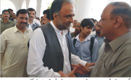 سابق وزیر چوہدری وجاھت حسین نت ہاؤس میں سابق وفاقی وزیر قمر زمان کائرہ کو ویلکم کرتے ہوئے