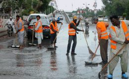 ایڈ منسٹریٹر اور میونسپل کمشنر بلدیہ شرقی کی خصوصی ھدایت پر شاہ فیصل زون کا عملہ شاہراہوں سے برساتی پانی کی نکاسی کا کام انجام دے رہے ہے