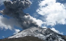 پیرو: آتش فشاہ پہاڑ سے گیس کا اخراج ،راکھ اور دھواں بلند