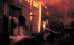 کراچی میں گارمنٹس فیکٹری میں آگ لگ گئی، بجھانے کی کوششیں جاری
