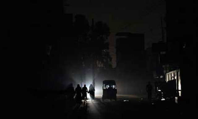 لاہور، کئی گرڈ اسٹیشنز بند، متعدد علاقے تاریکی میں ڈوب گئے