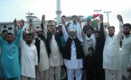 اسلام آباد آبپارہ میں مختلف برادریوں کے سرکردہ افراد ہاتھ اٹھا کر ڈاکٹر غنچہ کو اپنی حمایت کا یقین دلا رہے ہیں