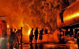 کراچی : گودام میں لگی آگ پر کئی گھنٹوں بعد بھی قابو نہ پایا جاسکا