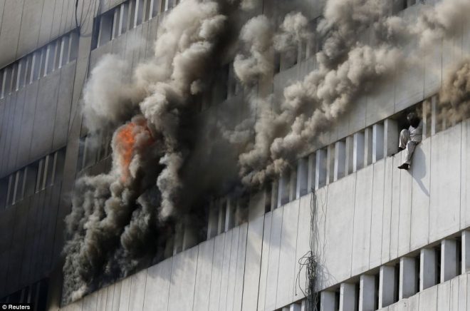 لاہور : ایل ڈی اے پلازہ میں آتشزدگی کے دوران چوریوں کا انکشاف