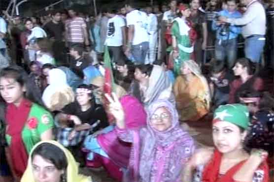 لاہور: ڈیفنس میں انتخابی دھاندلیوں کیخلاف پی ٹی آئی کا دھرنا جاری