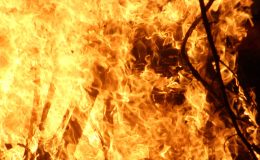 لاہور: گودام میں آگ لگنے سے لاکھوں روپوں کا سامان جل گیا