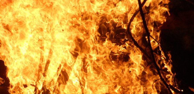لاہور: گودام میں آگ لگنے سے لاکھوں روپوں کا سامان جل گیا