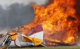 امریکا : ایئرشو میں طیارہ گر کر تباہ، پائلٹ سمیت 2 افراد ہلاک