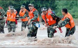 چین : بارش کے پانی میں پھنسنے والی بس کے مسافروں کو بچا لیا گیا
