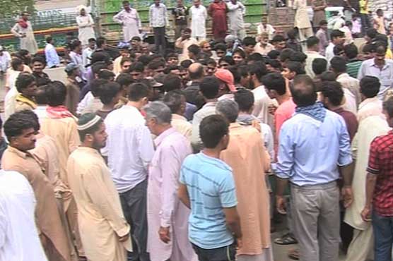 لاہور : شاہدرہ میں بجلی اور پانی نہ ملنے پر جی ٹی روڈ پر دھرنا