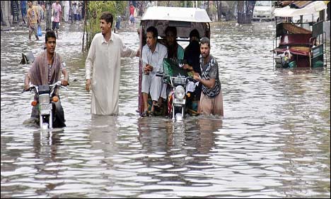 لاہور : بارش نے ماڈل ٹاون انڈر پاس سڑک کا پول کھول دیا