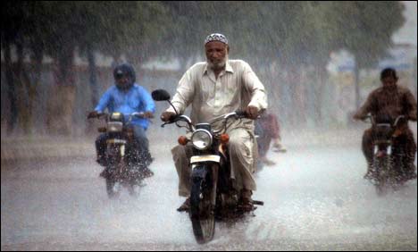 لاہور سمیت پنجاب کے مختلف علاقوں میں بارش، گرمی کا زور ٹوٹ گیا