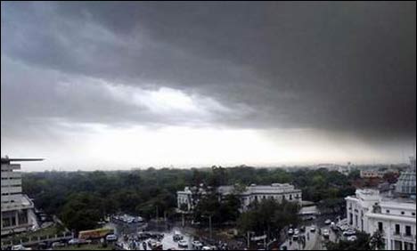 لاہور میں گہرے کالے بادل اور ٹھنڈی ہوائیں، موسم خوشگوار ہو گیا