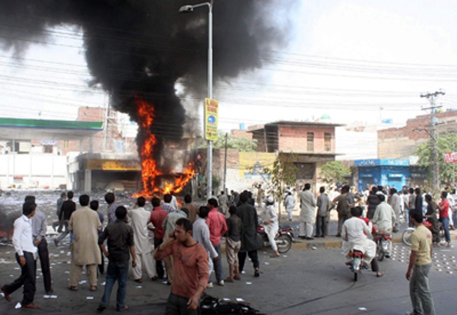 لاہور، شہریوں کا لوڈ شیڈنگ کیخلاف احتجاج، ٹائر جلا کر روڈ بلاک کر دی