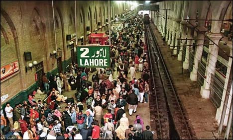 لاہور : خیبر میل کا پاور پلانٹ خراب، مسافروں کا شدید احتجاج