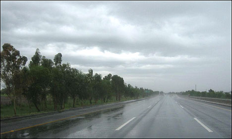 پنجاب کے مختلف شہروں میں بارش، گرمی کی شدت میں قدرے کمی