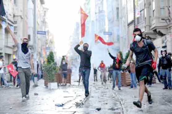 ترکی : حکومت کے خلاف ہزاروں افراد سڑکوں پر نکل آئے