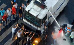 استنبول تقسیم سکوائر میں مظاہرین پر شیلنگ، واٹر کینن کا استعمال