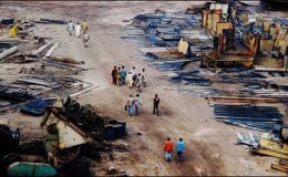 گڈانی شپ بریکنگ یارڈ میں بحری جہاز سے گر کر 2 مزدور جاں بحق