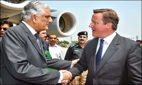 برطانوی وزیراعظم ڈیوڈ کیمرون پاکستان کا دورہ مکمل کر کے واپس روانہ