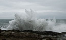 سانتیاگو : تیز آندھی کے بعد بلند سمندری لہریں ساحل سے ٹکرا گئیں