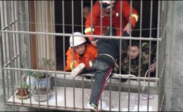چین میں چھٹی منزل کی بالکونی میں پھنسنے والے بچے کو ریسکیو کر لیا گیا