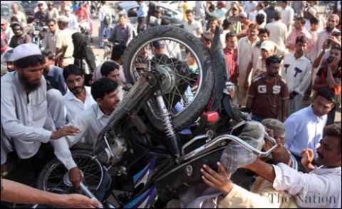 فیصل آباد : تیز رفتار بس کی زد میں آ کر موٹرسائیکل سوار ہلاک