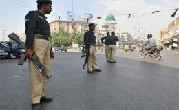 کراچی کے شہریوں نے 2 ڈاکو پولیس اہلکار پکڑ لئے