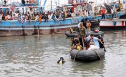 کراچی: ساحل کے نزدیک کشتی الٹ گئی، تمام مسافروں کو بچا لیا