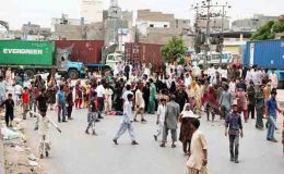 کراچی : لیاری بدامنی، شرجیل میمن کے مطالبات ماننے کی یقین دہانی، دھرنا ختم