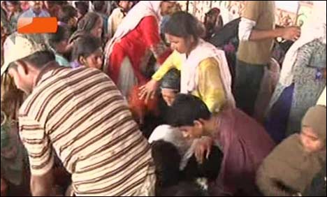 کراچی : راشن کی تقسیم کے دوران بھگدڑ مچ گئی، دو خواتین جاں بحق، دو زخمی