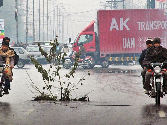لاہور میں سحری کے بعد تیز ہواوں کے ساتھ موسلا دھار بارش