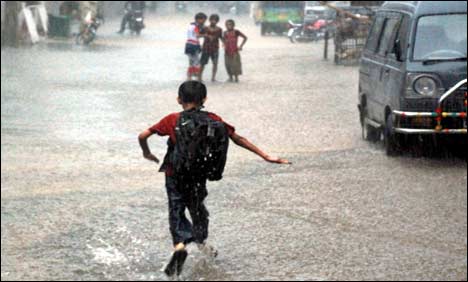 لاہور میں بارش سے گرمی اور حبس کا زور تو ٹوٹ گیا