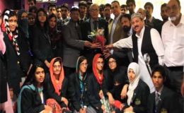 پاکستانی طلبہ کے وفد کا لندن ائیر پورٹ پر شاندار استقبال