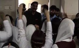 نشتر اسپتال ملتان میں نرسنگ سپرنٹنڈنٹ کے خلاف نرسوں کا احتجاج