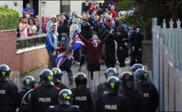 شمالی آئرلینڈ : اورنج ڈے پریڈ پر مظاہرین اور پولیس میں جھڑپیں