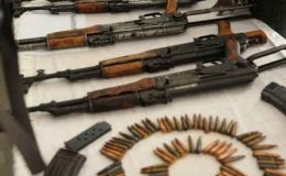 پشاور: پولیس کا چھاپہ ، بڑی مقدار میں غیرقانونی اسلحہ برآمد