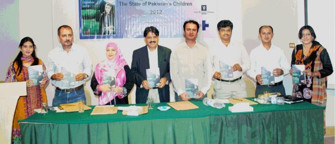 اسپارک کی سالانہ رپورٹ اسٹیٹ آف پاکستان چلڈرن کے تقریب رونما کے موقع پر شمائلہ، عبداللہ لانگا، اقبال ڈیتھو اور ناظرہ جھاں کا گروپ فوٹو