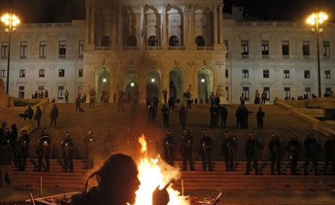 پرتگال : حکومتی اقدامات کے خلاف عوام کا پارلیمنٹ سیشن کے دوران احتجاج