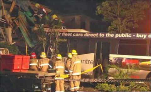 ساوتھ ویلز: تیز رفتار بس دو منزلہ عمارت سے ٹکرا گئی، ڈرائیور ہلاک