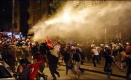 ترکی : تقسیم اسکوائر پر مظاہرے، پولیس کا واٹر کینن اور آنسو گیس کا استعمال