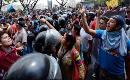 وینزویلا : ہزاروں طلبہ کا تعلیمی اصلاحات کے لئے مظاہرہ