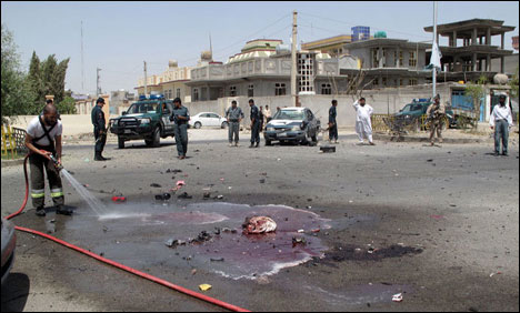 افغانستان میں خود کش حملے سے ضلعی گورنر اپنے محافظوں سمیت ہلاک